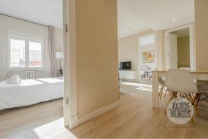 Vive la esencia de Madrid para 7 en Santa Ana 6