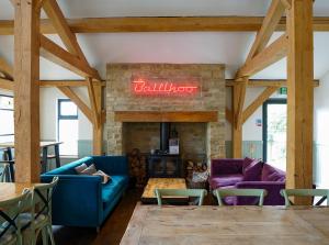 NEW Squirrels Leap Lake Views with Spa Access