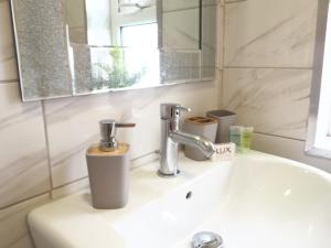 Central 3 Bed House with Parking