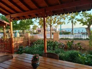 Villa by the beach with garden - Aliağa