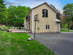 Nature Getaway Charming Villa Near Trails & Parks