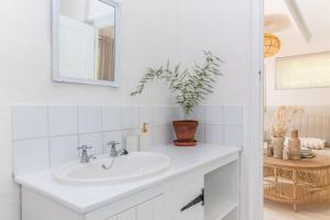 Peaceful Noordhoek Escape Near Beach and Village