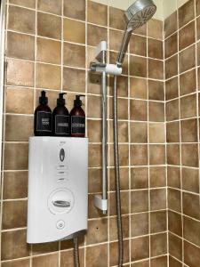 Cosy Karibu cottage with stunning canal views