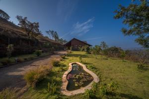 SaffronStays Whistling Thrush - 6BR luxury villa with infinity pool, gym, sauna & 13-acre estate near Table Land
