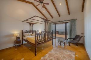 SaffronStays Whistling Thrush - 6BR luxury villa with infinity pool, gym, sauna & 13-acre estate near Table Land