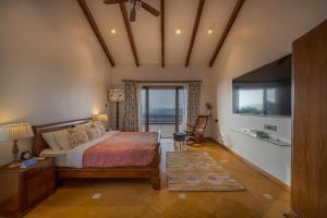 SaffronStays Whistling Thrush - 6BR luxury villa with infinity pool, gym, sauna & 13-acre estate near Table Land