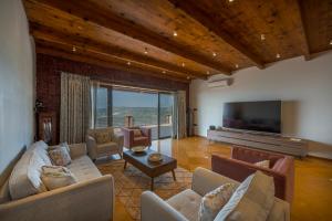 SaffronStays Whistling Thrush - 6BR luxury villa with infinity pool, gym, sauna & 13-acre estate near Table Land