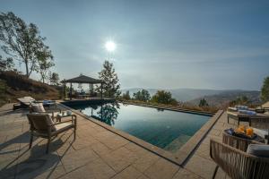 SaffronStays Whistling Thrush - 6BR luxury villa with infinity pool, gym, sauna & 13-acre estate near Table Land