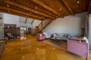 SaffronStays Whistling Thrush - 6BR luxury villa with infinity pool, gym, sauna & 13-acre estate near Table Land