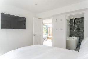 Modern self contained one bedroom with garden