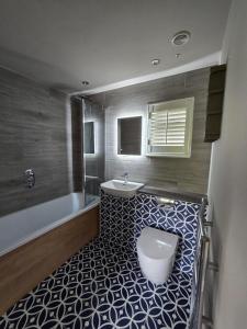 Badgers Den, a beautiful log cabin in a secluded valley close to the beach