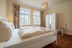 Ferienwohnung Gut Hardesby - großzügig mit Kamin & tollem Garten