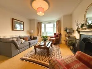 Spacious 4BR Retreat for 8 - Unstone