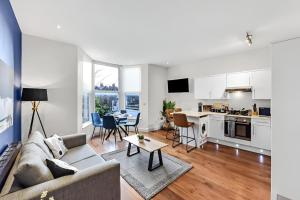 Sleek & Stylish Urban Escape-Ideal for 3!