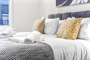 Sleek & Stylish Urban Escape-Ideal for 3!