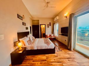 Pearl Grand Boutique Cottage in Omaxe Anandam Vrindavan - #premium AC rooms with balcony #big parking #lift #garden #peaceful area #near prem mandir #property of the year #most awarded