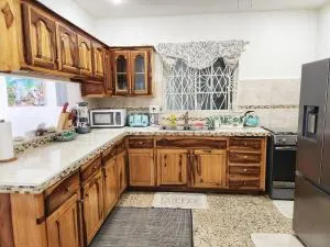 Serendipity - Oceanfront 4-Bedroom Villa with Skyview Suit - Cornwall Barracks