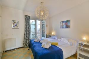 Walking distance from the old town and the sea