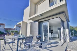 Contemporary Villa Pool and Sea View