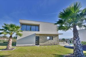 Contemporary Villa Pool and Sea View