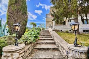 Magnificent residence with swimming pool and garden in Mougins