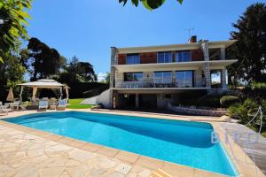 Magnificent residence with swimming pool and garden in Mougins