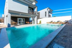 Luxury Vila Klara with heated pool, near Airport&Zadar