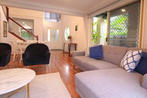 Leafy Retreat Townhouse Near Airport & City