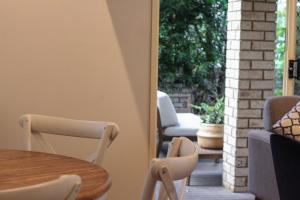 Leafy Retreat Townhouse Near Airport & City