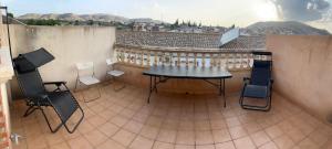 Mi Huésped Zújar, Baza