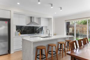 Raywood Coastal Retreat by ReadyStay