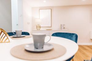 Chic Loft with Toucan Wallpaper and Airy Vibes