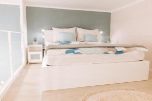 Chic Loft with Toucan Wallpaper and Airy Vibes