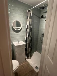 Spacious En-Suite Rooms & Off-Suite Rooms Near Hospital and Shops