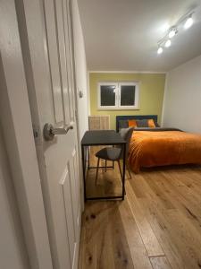 Spacious En-Suite Rooms & Off-Suite Rooms Near Hospital and Shops