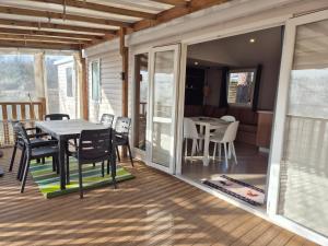 MH 201 AGREABLE et tout ÉQUIPÉ 2CH dont suite parentale et 2sdb avec vue sur foret dans camping 4 étoiles