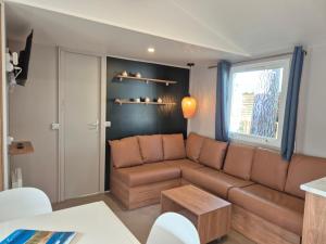 MH 201 AGREABLE et tout ÉQUIPÉ 2CH dont suite parentale et 2sdb avec vue sur foret dans camping 4 étoiles