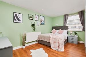 Central 3 Bedroom, En Suite - Perfect For Groups!