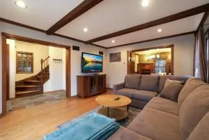 Spacious 4-Bedroom Home with Stunning Backyard Deck in Chicago - Lyons
