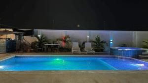 Habitacion con piscina-jacuzzi-lavadora disponible