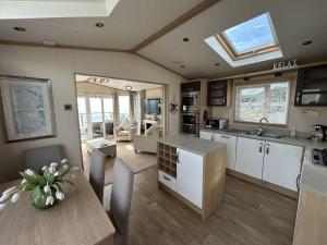 Lydstep Beach Village - 274 Caldey View