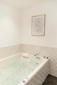 B&B / Chambres d'hotes Maison 1634 - Climatisation, piscine, parking, centre ville, petit-dejeuner compris : photos des chambres