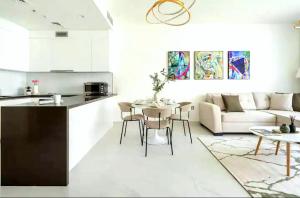 Luxury Waterfront 1BR - Dubai Lagoon Escape