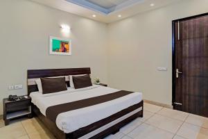 Hotel Silver Royal Near Omaxe Celebration Mall