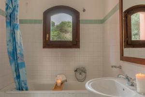 Charming Small Villa shared pool Sleeps V4IN img5