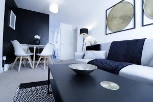 - WINTER SALE - Entire 2-Bedroom Apartment in the bustling City Centre WIFI TRAIN & BUS STATION