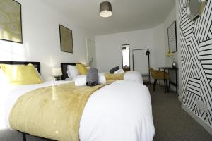 - WINTER SALE - Entire 2-Bedroom Apartment in the bustling City Centre WIFI TRAIN & BUS STATION