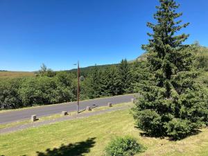 Appartement duplex 8 pers à Super-Besse avec wifi et piscine chauffée