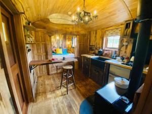 Oskars Shepherds Hut at Snug Hollow
