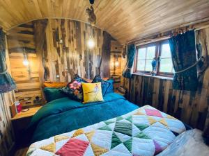 Oskars Shepherds Hut at Snug Hollow